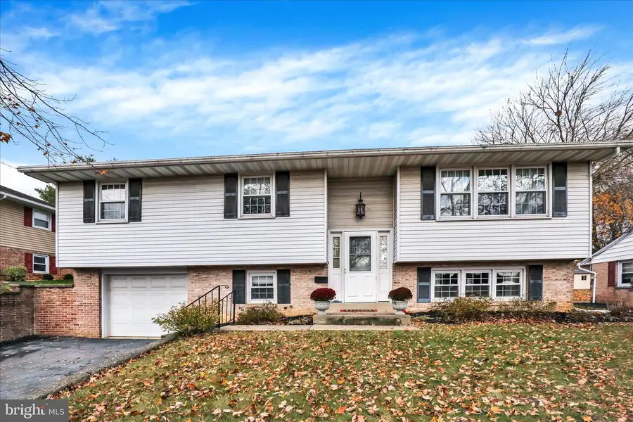 385 Valley View Dr, New Holland, PA 17557 - Image #2