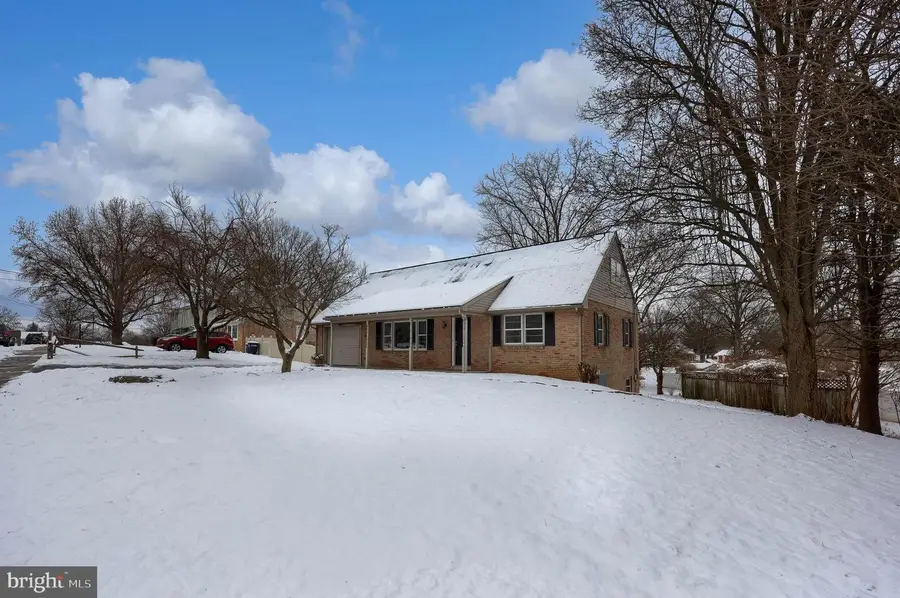 5421 Rainbow Dr, East Petersburg, PA 17520 - Image #2