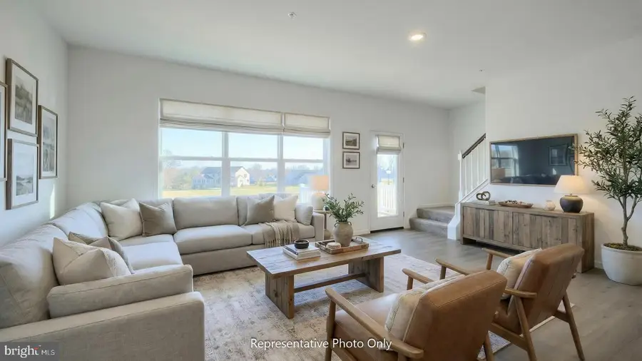 40 N Conifer Dr, Elizabethtown, PA 17022 - Image #2