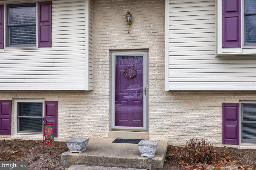 281 Robin Dale Dr, Leola, PA 17540 - Image #2