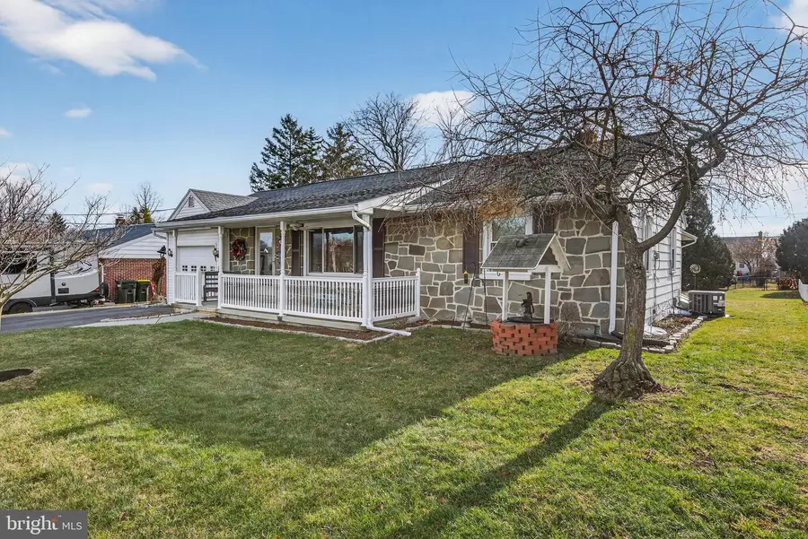 528 W Broad St, New Holland, PA 17557 - Image #2