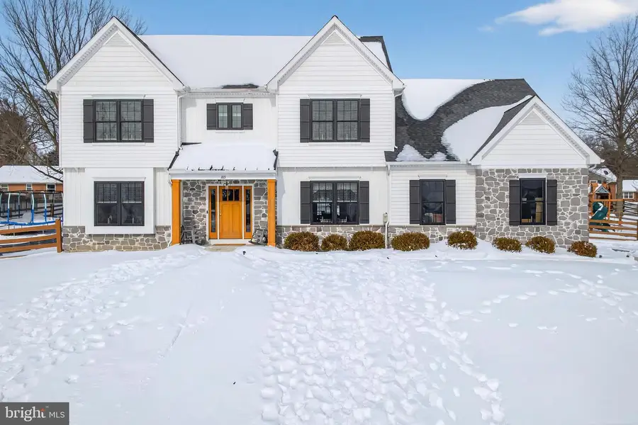 103 E Woods Dr, Lititz, PA 17543 - Image #2