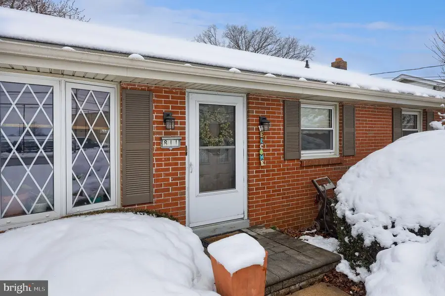 811 W Main St, New Holland, PA 17557 - #3