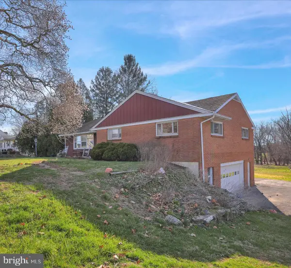 2460 Honeysuckle Ln, LANCASTER, PA 17603