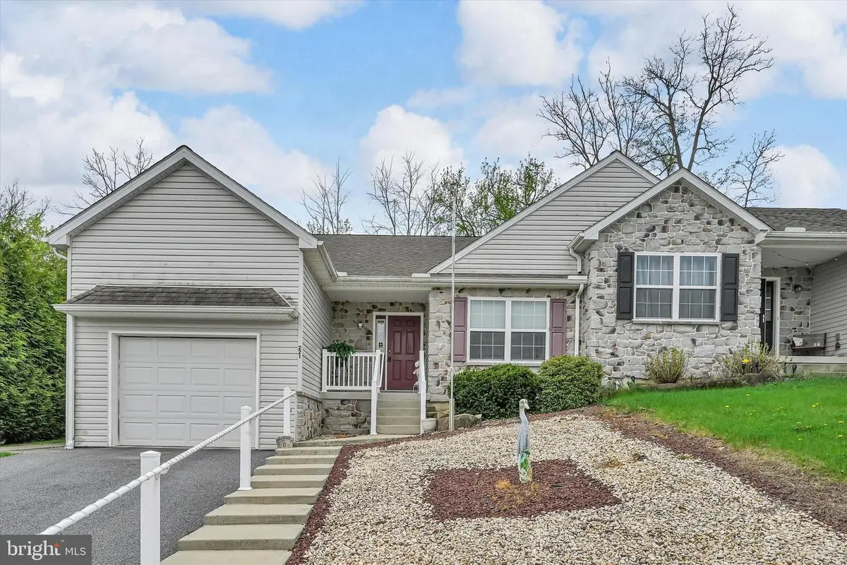 221 Red Fern Dr, East Earl, PA 17519 - #1