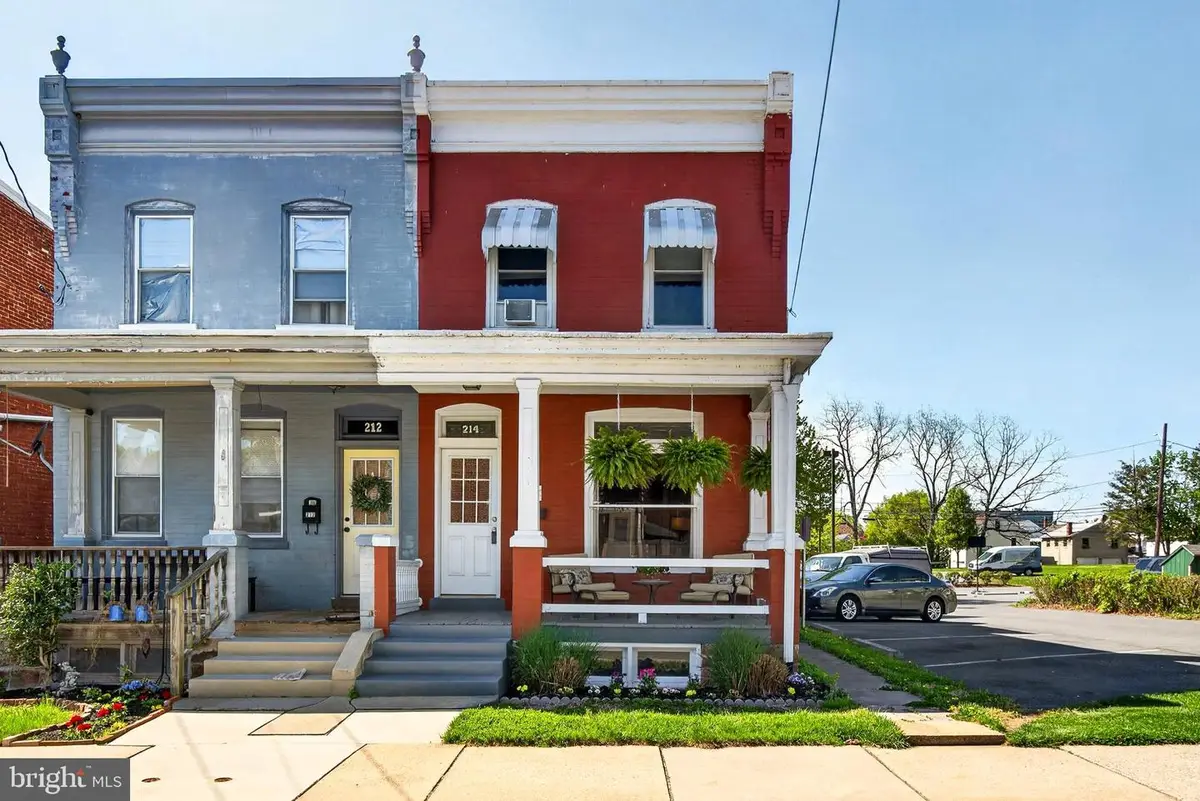 214 Duke St, Ephrata, PA 17522 - #1