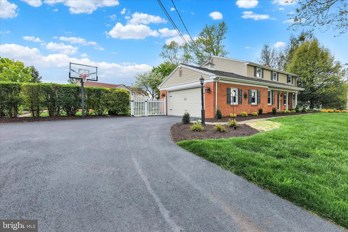 560 Valley View Dr, New Holland, PA 17557 - #1