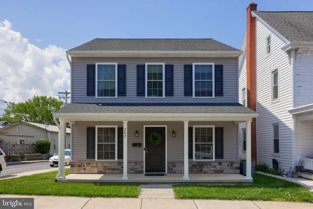 202 W Franklin St, Ephrata, PA 17522 - #1