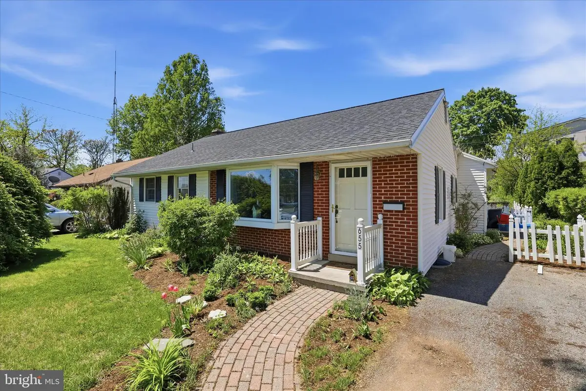 655 N Mount Joy St, Elizabethtown, PA 17022 - #1