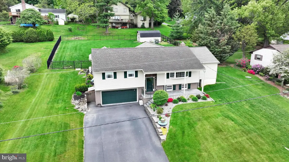 230 Edgewood Dr, New Holland, PA 17557 - #1