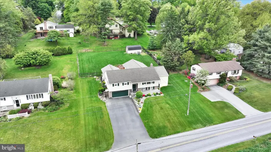 230 Edgewood Dr, New Holland, PA 17557 - #3