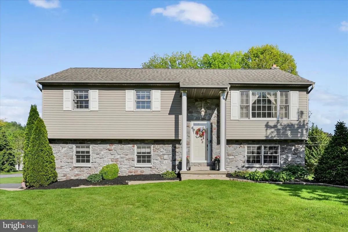 302 Grant St, Reinholds, PA 17569 - #1