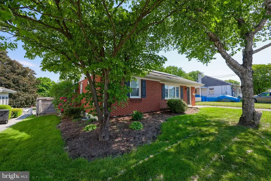 415 W End Ave, Akron, PA 17501 - #3