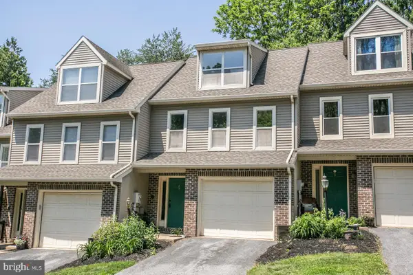 8 Westpointe Dr, EPHRATA, PA 17522