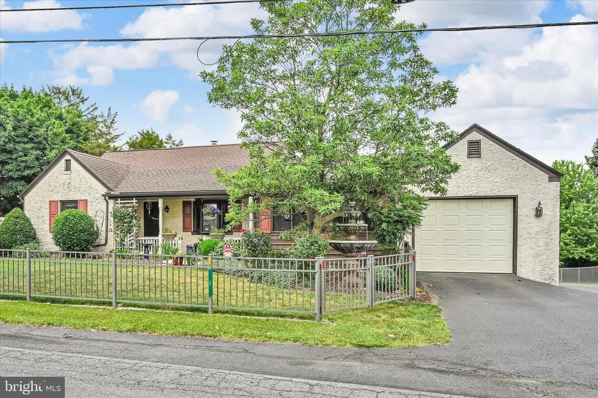 4 N Conestoga View Dr, Akron, PA 17501 - #1