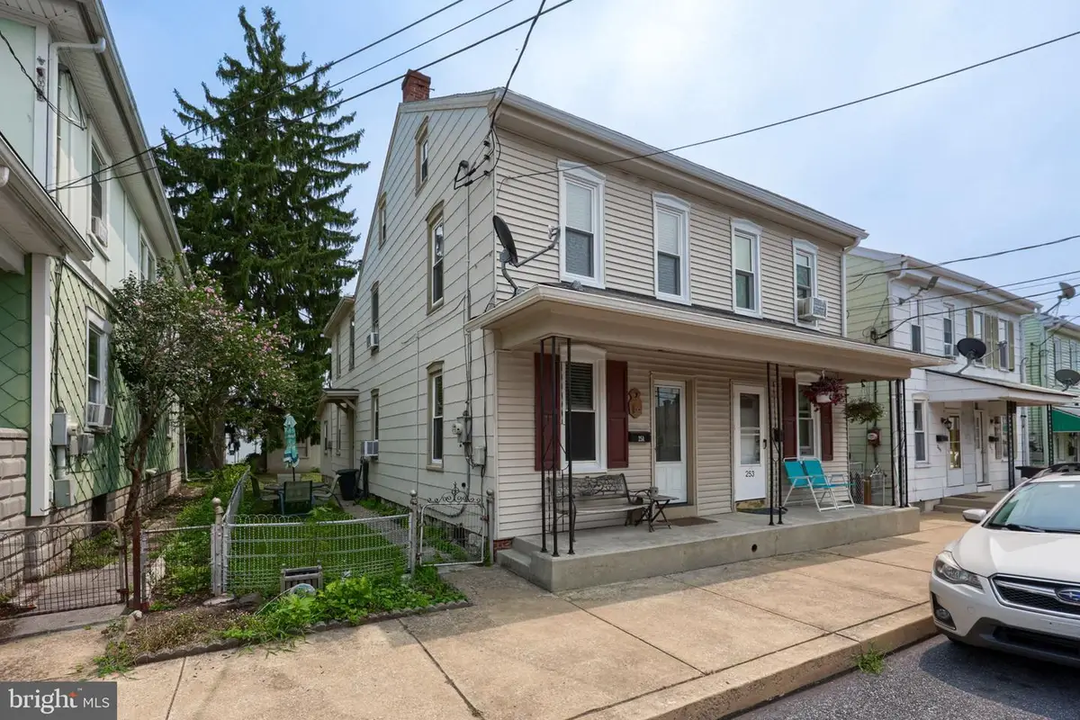 251 S Charlotte St, Manheim, PA 17545 - #1