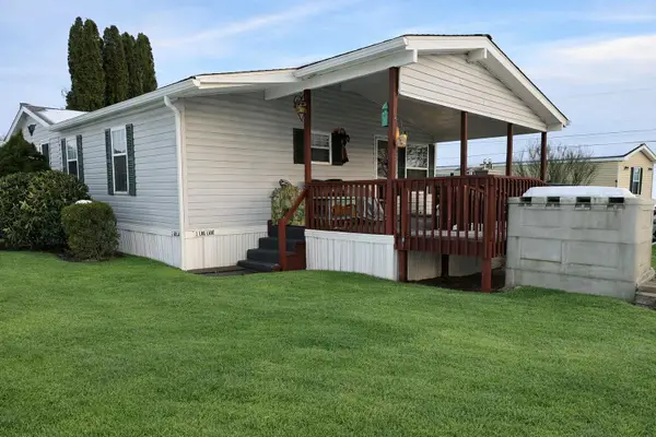2 Log Ln, EAST EARL, PA 17519