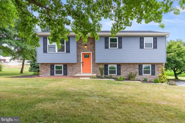 915 N Colebrook Rd, MANHEIM, PA 17545