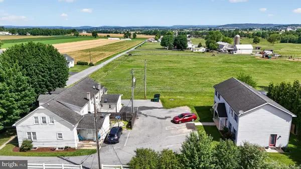 15 Stoltzfus Ln, LEOLA, PA 17540