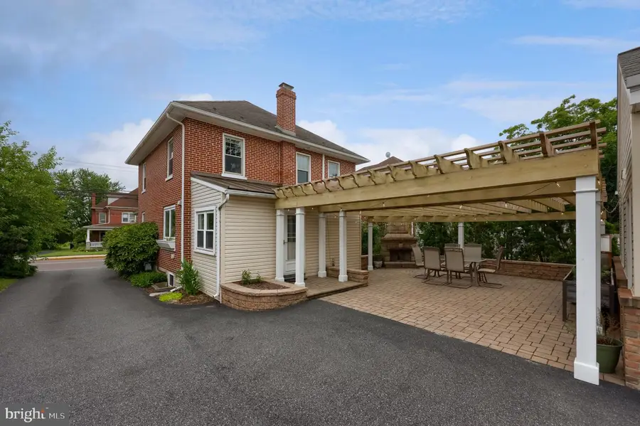585 W Main St, New Holland, PA 17557 - #3