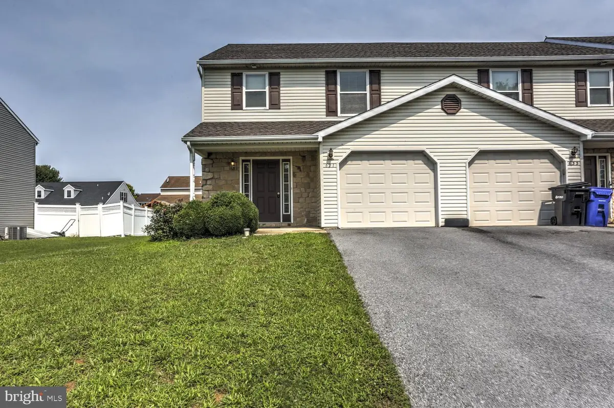 631 Sunflower St, New Holland, PA 17557 - #1