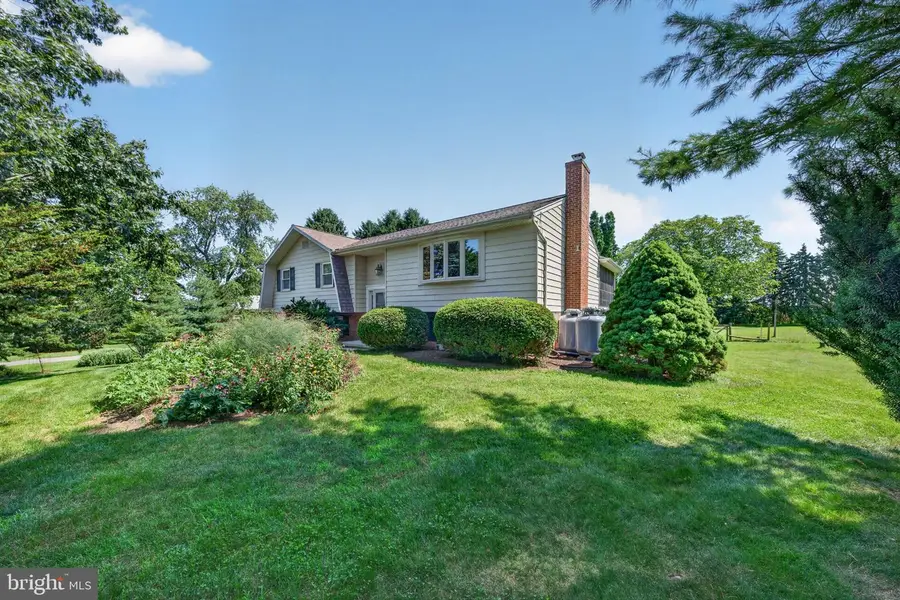 1277 S Colebrook Rd, Manheim, PA 17545 - #3