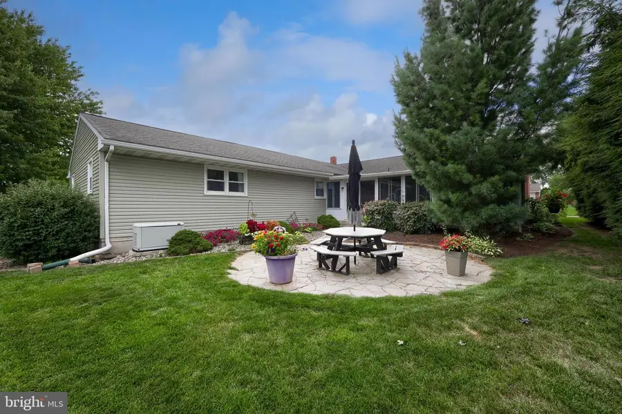 413 W Cedar St, New Holland, PA 17557 - #2