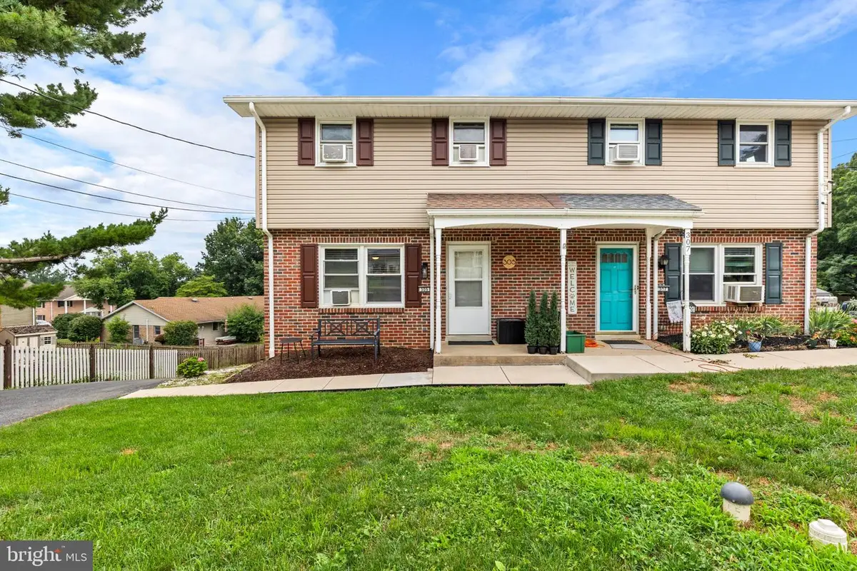305 Fulton St, Akron, PA 17501 - #1