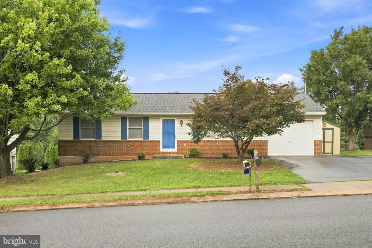 4 Barnhill Rd, Denver, PA 17517 - #1