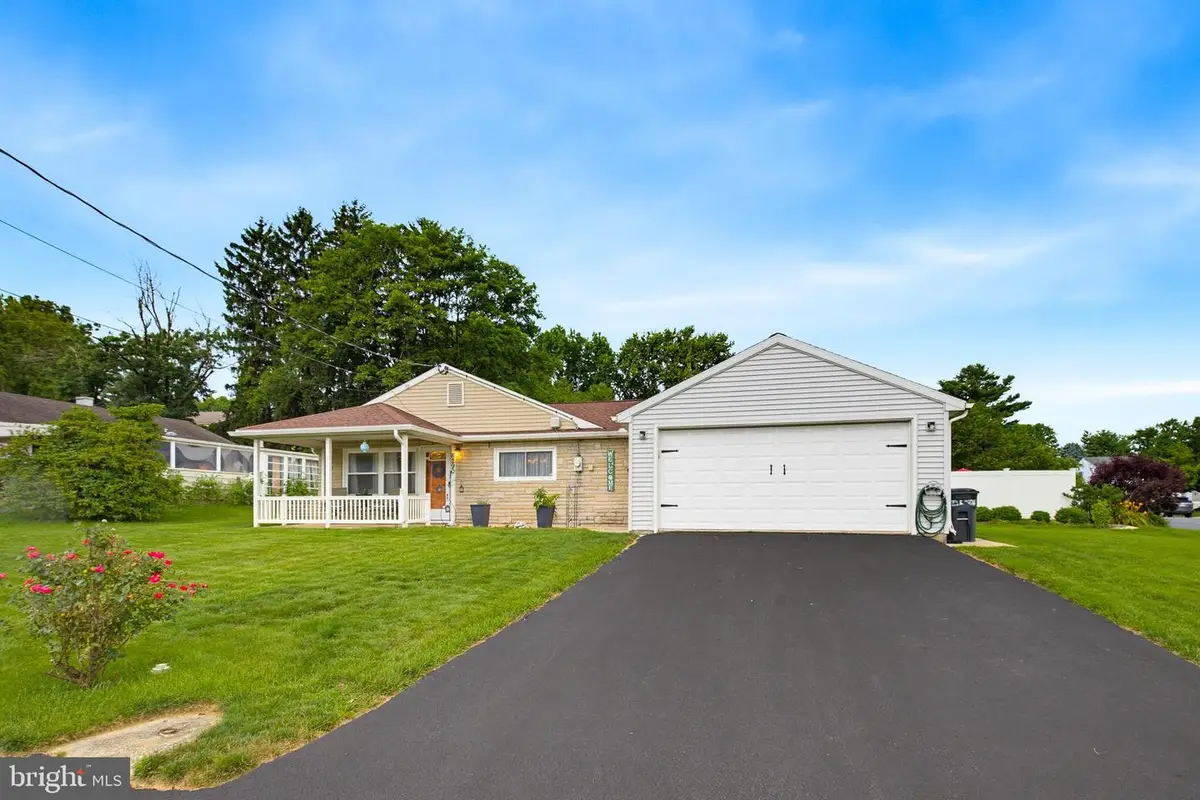 6290 Hollow Dr, East Petersburg, PA 17520 - #1