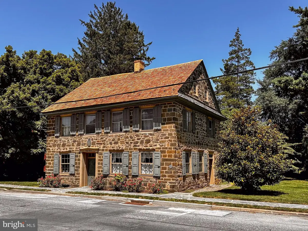 27 E Main St, Strasburg, PA 17579 - #1