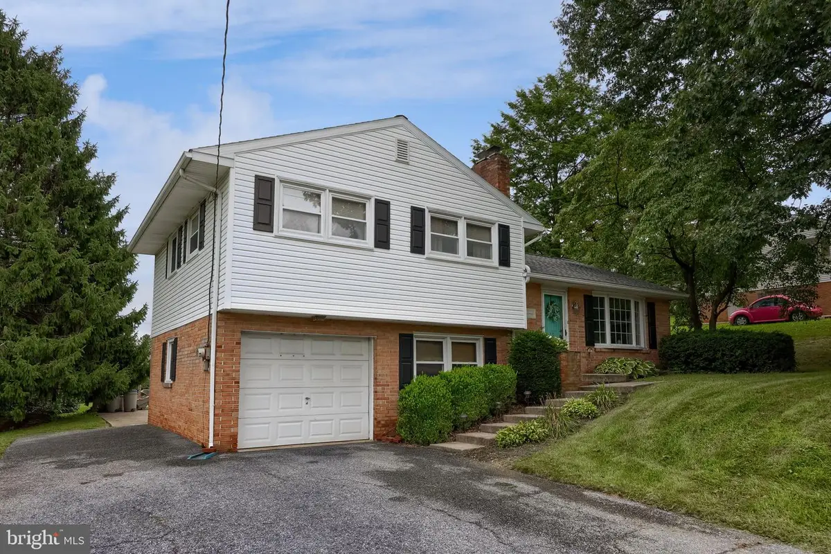 215 Main St, Akron, PA 17501 - #1