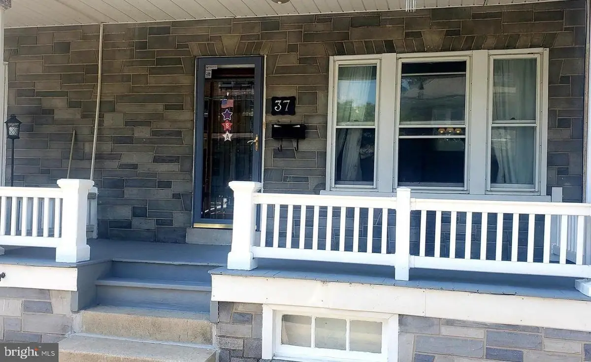 37 E Walnut St, Ephrata, PA 17522 - #1