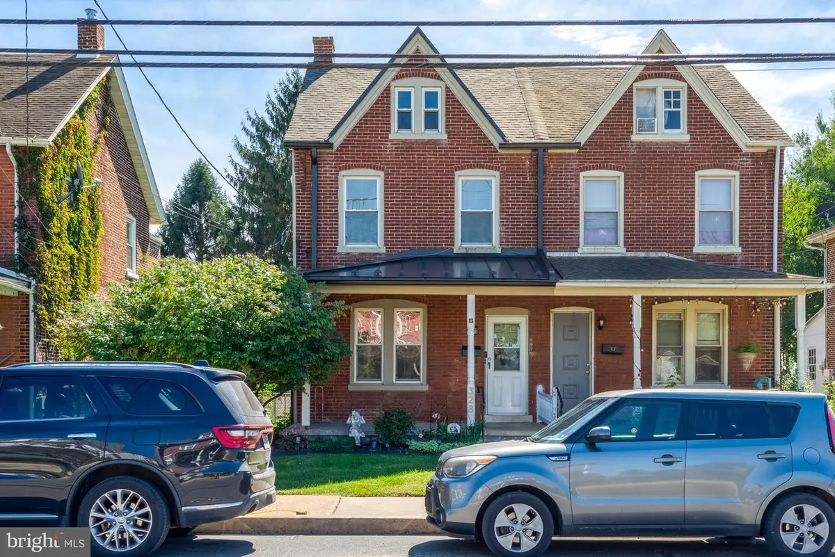 328 E Jackson St, New Holland, PA 17557 - #1