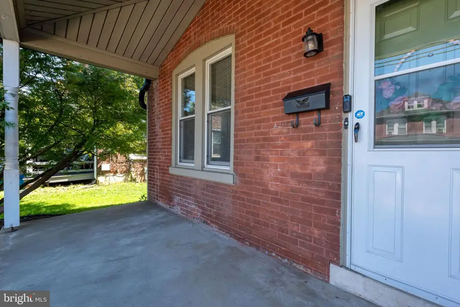 328 E Jackson St, New Holland, PA 17557 - #3