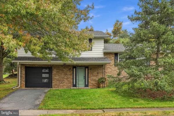 208 Swarthmore Dr, LITITZ, PA 17543