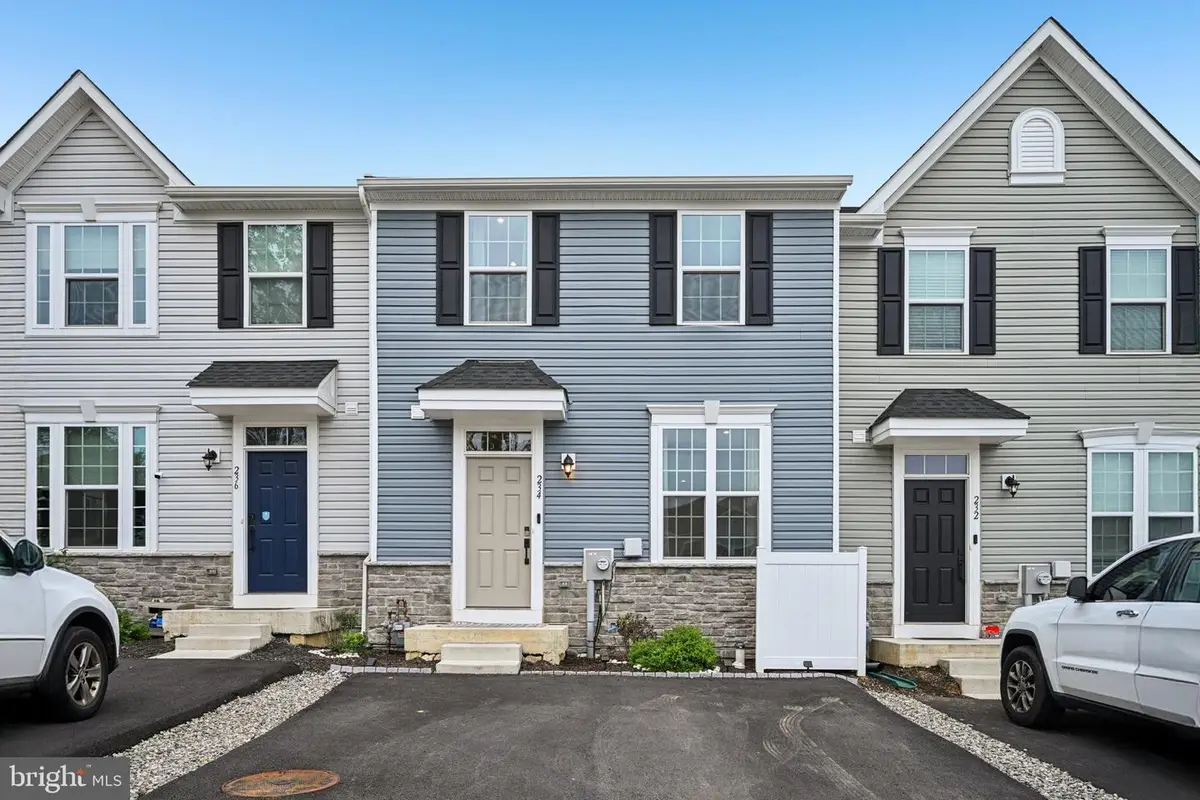 234 Ashton Ct, Catasauqua, PA 18032 - Image #1