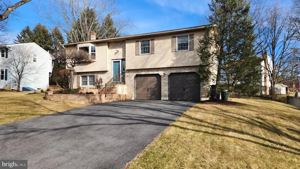 1989 Pierce Dr, Whitehall, PA 18052 - Image #1