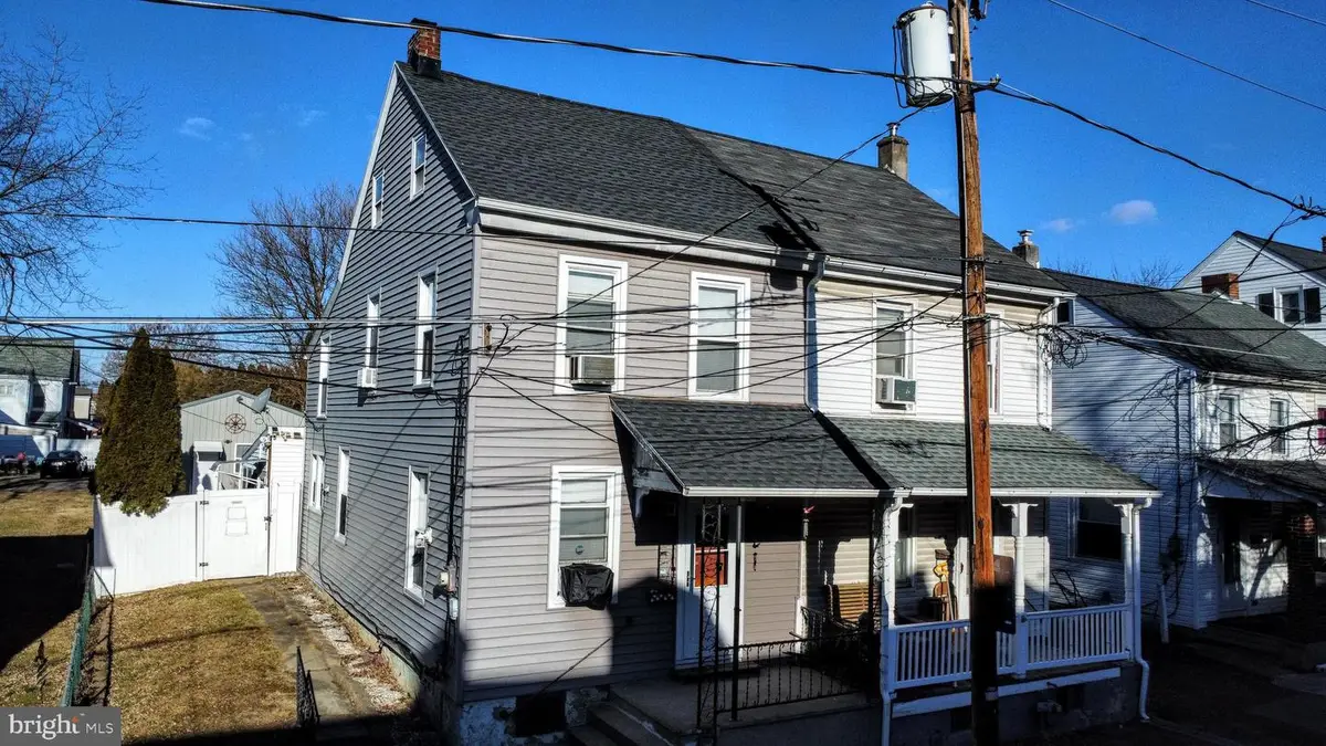 324 Walnut St, Catasauqua, PA 18032 - #1