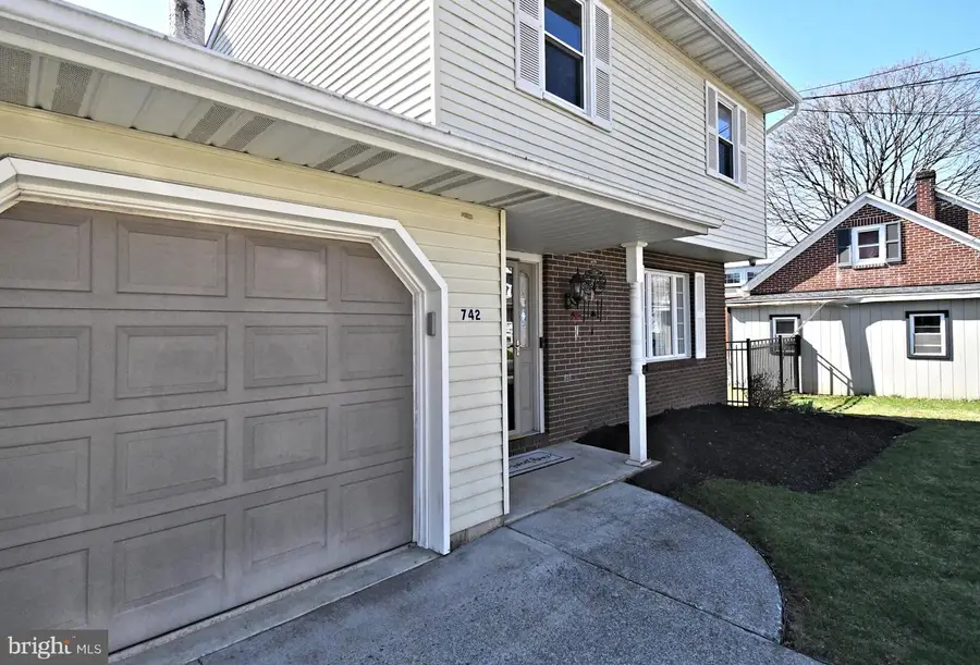 742 Walnut St, Emmaus, PA 18049 - #2