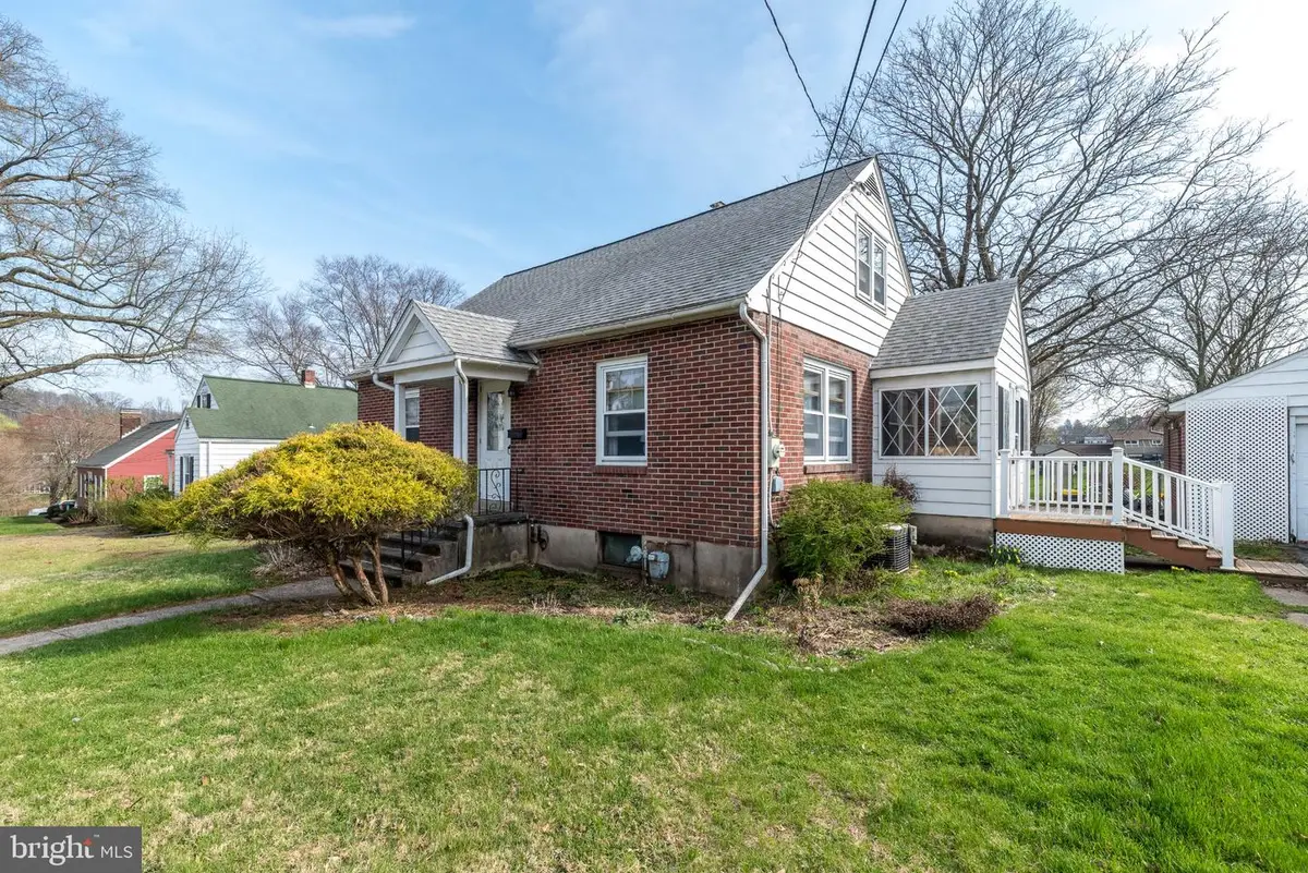 520 Thomas St, Coopersburg, PA 18036 - #1