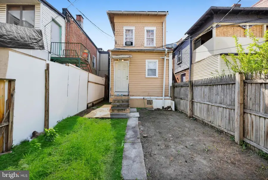 135 N 8th St, Allentown, PA 18102 - #3