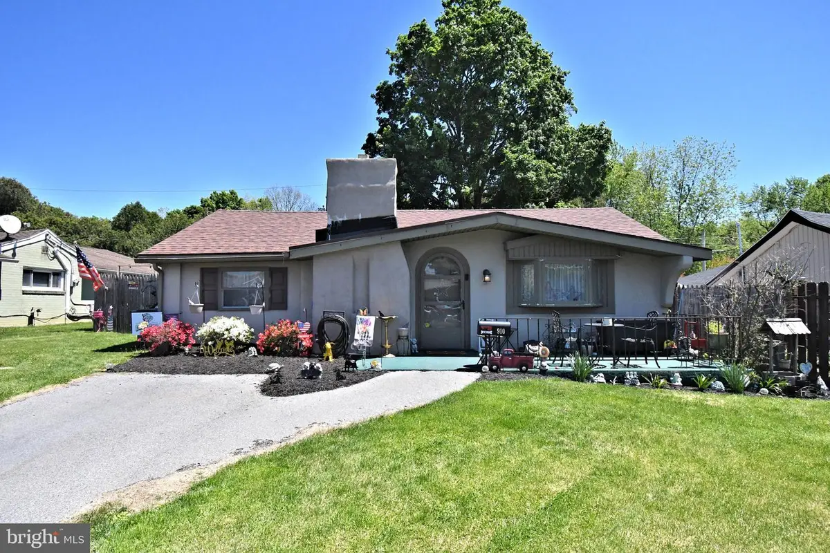 910 Fernwood St, Emmaus, PA 18049 - #1