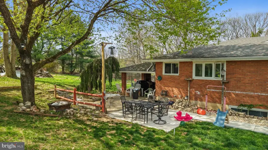 1042 Neffs Laurys Rd, Schnecksville, PA 18078 - #3