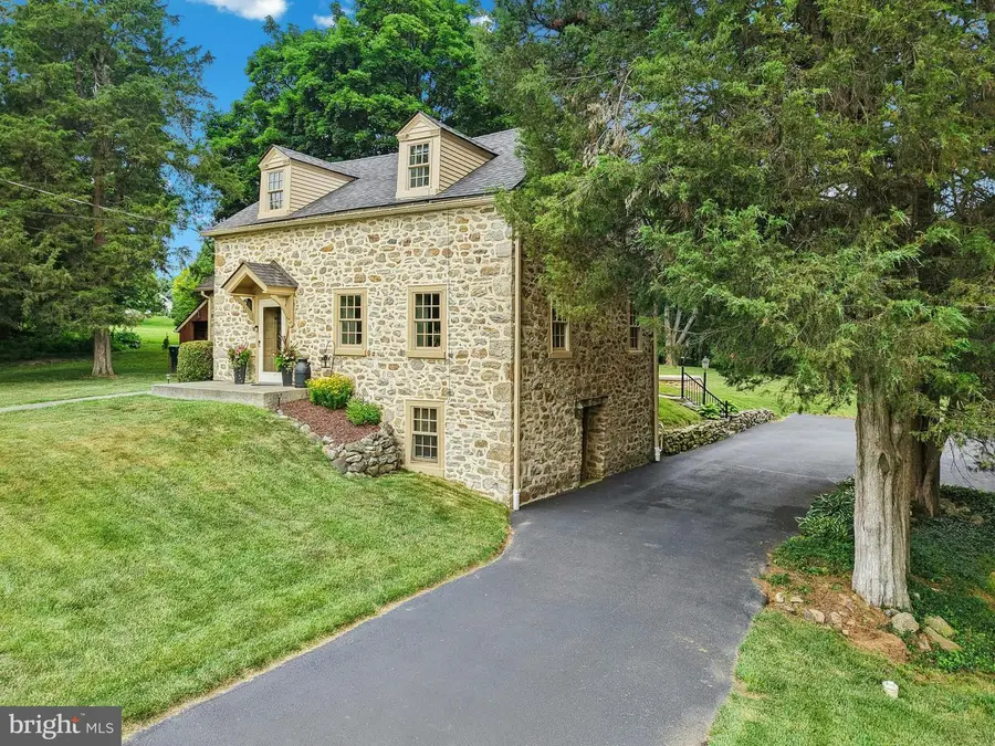 4925 Mill Rd, Emmaus, PA 18049 - #2