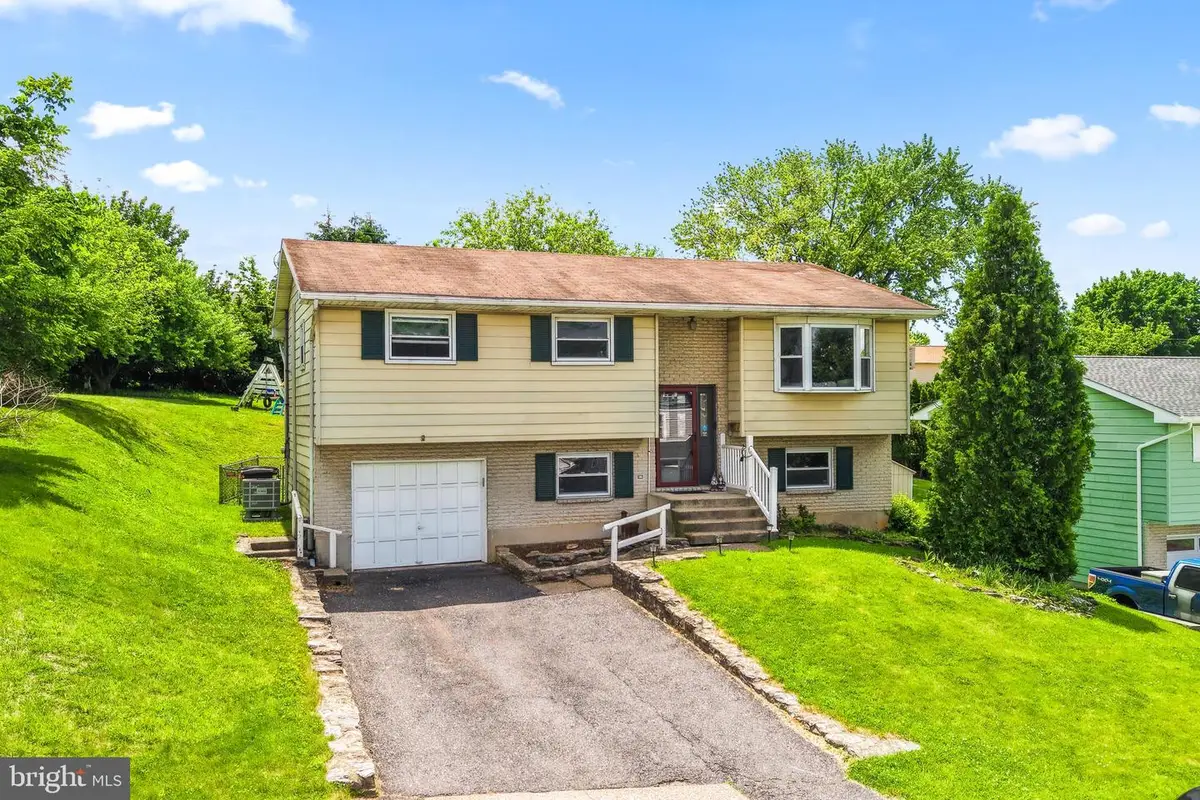 439 Bath Ave, Catasauqua, PA 18032 - #1