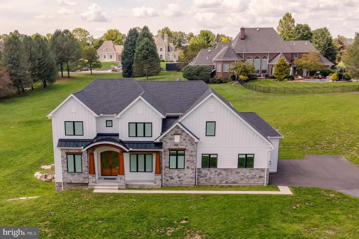 4280 E Wyndemere Cir, Schnecksville, PA 18078 - #1