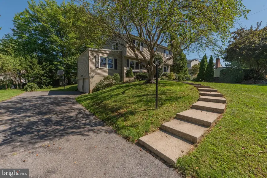 1063 Manor Dr, Allentown, PA 18103 - #2