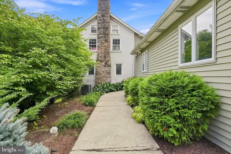 3408 Oak Hill Rd, Emmaus, PA 18049 - #2