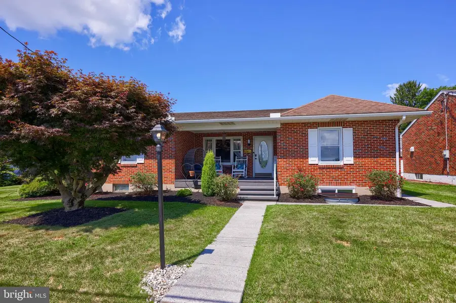 345 W Carpenter Ave, Myerstown, PA 17067 - #2